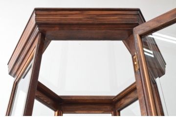 【A様決済専用】イギリスビンテージ　オーク材　印象的な形が素敵なヘキサゴントールショーケース(縦型六角ガラスケース、飾り棚、キュリオケース、陳列棚、キャビネット、店舗什器、ヴィンテージ、英国)(R-075731)