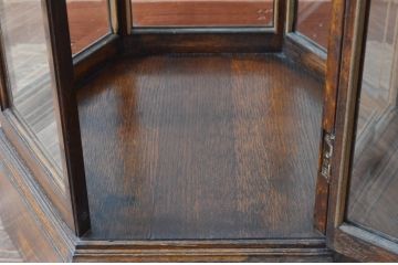 【A様決済専用】イギリスビンテージ　オーク材　印象的な形が素敵なヘキサゴントールショーケース(縦型六角ガラスケース、飾り棚、キュリオケース、陳列棚、キャビネット、店舗什器、ヴィンテージ、英国)(R-075731)