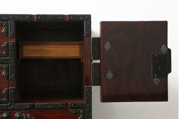 中古　伊達家の家紋入り!手打ち金具の美しさが魅力の小引き出し(小箪笥、仙台箪笥、小物収納、卓上収納)(R-075733)