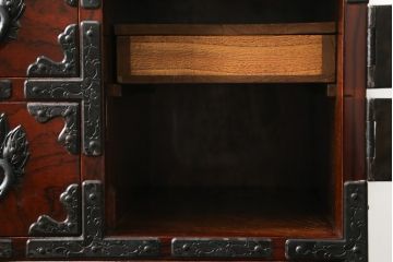 中古　伊達家の家紋入り!手打ち金具の美しさが魅力の小引き出し(小箪笥、仙台箪笥、小物収納、卓上収納)(R-075733)