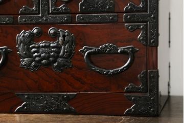 中古　伊達家の家紋入り!手打ち金具の美しさが魅力の小引き出し(小箪笥、仙台箪笥、小物収納、卓上収納)(R-075733)
