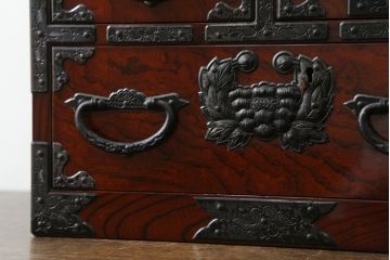 中古　伊達家の家紋入り!手打ち金具の美しさが魅力の小引き出し(小箪笥、仙台箪笥、小物収納、卓上収納)(R-075733)