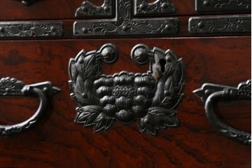 中古　伊達家の家紋入り!手打ち金具の美しさが魅力の小引き出し(小箪笥、仙台箪笥、小物収納、卓上収納)(R-075733)