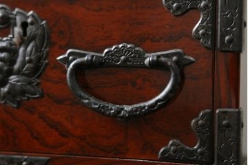 中古　伊達家の家紋入り!手打ち金具の美しさが魅力の小引き出し(小箪笥、仙台箪笥、小物収納、卓上収納)(R-075733)