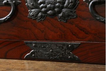 中古　伊達家の家紋入り!手打ち金具の美しさが魅力の小引き出し(小箪笥、仙台箪笥、小物収納、卓上収納)(R-075733)