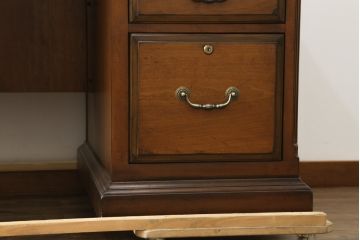中古　美品!!　激レア　希少モデル　DREXEL HERITAGE(ドレクセルヘリテイジ)　重厚な佇まいで存在感抜群の両袖机(パートナーデスク、ニーホールデスク、ワークデスク、オフィスデスク、在宅用、在宅ワーク用)(R-075734)