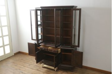 中古　希少な廃盤品　北海道民芸家具　OM151　重厚感と気品漂うキャビネット(食器棚、飾り棚、収納棚、戸棚)(定価約80万円)(R-075735)