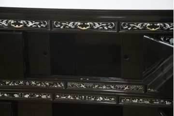 アジアンビンテージ　繊細な螺鈿(ラデン)細工が美しく描かれた大型サイドボード(収納棚、戸棚、リビングボード、ヴィンテージ)(定価約190万円)(R-075736)
