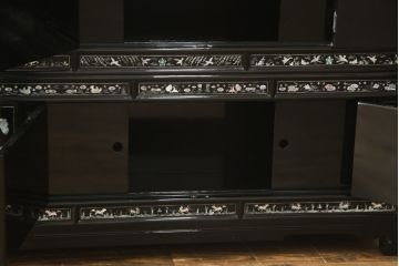 アジアンビンテージ　繊細な螺鈿(ラデン)細工が美しく描かれた大型サイドボード(収納棚、戸棚、リビングボード、ヴィンテージ)(定価約190万円)(R-075736)