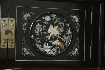 アジアンビンテージ　繊細な螺鈿(ラデン)細工が美しく描かれた大型サイドボード(収納棚、戸棚、リビングボード、ヴィンテージ)(定価約190万円)(R-075736)