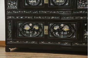 アジアンビンテージ　繊細な螺鈿(ラデン)細工が美しく描かれた大型サイドボード(収納棚、戸棚、リビングボード、ヴィンテージ)(定価約190万円)(R-075736)
