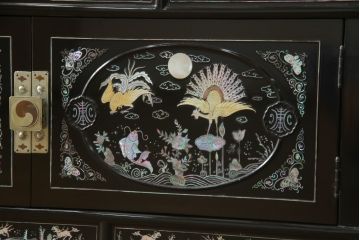 アジアンビンテージ　繊細な螺鈿(ラデン)細工が美しく描かれた大型サイドボード(収納棚、戸棚、リビングボード、ヴィンテージ)(定価約190万円)(R-075736)
