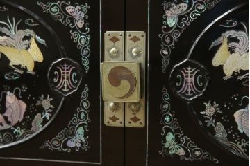 アジアンビンテージ　繊細な螺鈿(ラデン)細工が美しく描かれた大型サイドボード(収納棚、戸棚、リビングボード、ヴィンテージ)(定価約190万円)(R-075736)