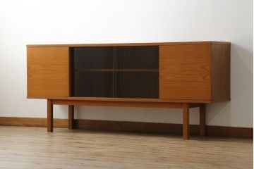 和製ビンテージ　美品　天童木工(Tendo)　チーク材　シンプルでモダンなデザインが空間をお洒落に演出するサイドボード(サイドキャビネット、収納棚、戸棚、テレビ台、テレビボード、ヴィンテージ)(R-075771)