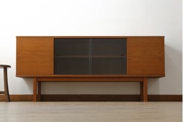 和製ビンテージ　美品　天童木工(Tendo)　チーク材　シンプルでモダンなデザインが空間をお洒落に演出するサイドボード(サイドキャビネット、収納棚、戸棚、テレビ台、テレビボード、ヴィンテージ)(R-075771)
