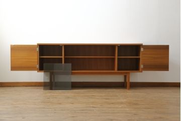 和製ビンテージ　美品　天童木工(Tendo)　チーク材　シンプルでモダンなデザインが空間をお洒落に演出するサイドボード(サイドキャビネット、収納棚、戸棚、テレビ台、テレビボード、ヴィンテージ)(R-075771)
