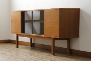 和製ビンテージ　美品　天童木工(Tendo)　チーク材　シンプルでモダンなデザインが空間をお洒落に演出するサイドボード(サイドキャビネット、収納棚、戸棚、テレビ台、テレビボード、ヴィンテージ)(R-075771)