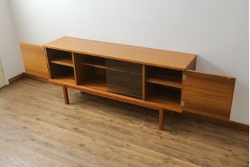 和製ビンテージ　美品　天童木工(Tendo)　チーク材　シンプルでモダンなデザインが空間をお洒落に演出するサイドボード(サイドキャビネット、収納棚、戸棚、テレビ台、テレビボード、ヴィンテージ)(R-075771)