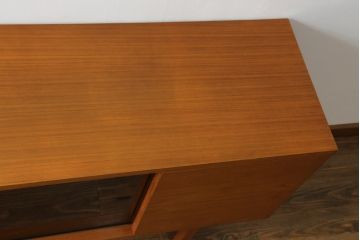 和製ビンテージ　美品　天童木工(Tendo)　チーク材　シンプルでモダンなデザインが空間をお洒落に演出するサイドボード(サイドキャビネット、収納棚、戸棚、テレビ台、テレビボード、ヴィンテージ)(R-075771)