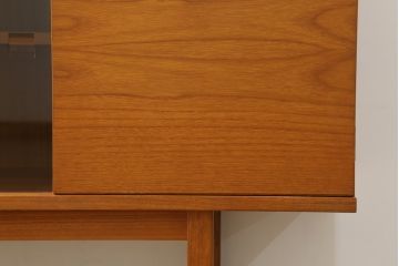 和製ビンテージ　美品　天童木工(Tendo)　チーク材　シンプルでモダンなデザインが空間をお洒落に演出するサイドボード(サイドキャビネット、収納棚、戸棚、テレビ台、テレビボード、ヴィンテージ)(R-075771)