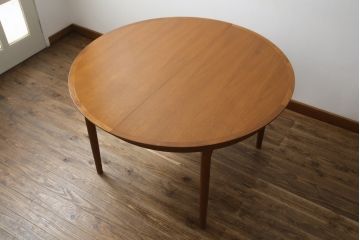 ビンテージ　チーク材　シンプルなデザインで取り入れやすいエクステンションテーブル(4人掛け、6人掛け、ダイニングテーブル、拡張式テーブル、ラウンドテーブル、食卓、ヴィンテージ)(R-075772)