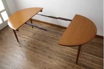 ビンテージ　チーク材　シンプルなデザインで取り入れやすいエクステンションテーブル(4人掛け、6人掛け、ダイニングテーブル、拡張式テーブル、ラウンドテーブル、食卓、ヴィンテージ)(R-075772)