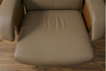中古　カリモク家具(karimoku)　ザ・ファースト(THE FIRST)　RU71　上質なくつろぎの時間を演出するリクライニングチェア(リクライニングソファ、リクライナー、アームチェア、回転チェア、1人掛け、一人掛け)(R-075773)