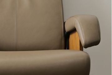 中古　カリモク家具(karimoku)　ザ・ファースト(THE FIRST)　RU71　上質なくつろぎの時間を演出するリクライニングチェア(リクライニングソファ、リクライナー、アームチェア、回転チェア、1人掛け、一人掛け)(R-075773)