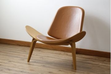 中古　オーク材　本革(レザー)　CARL HANSEN & SON(カール・ハンセン&サン) Hans J Wegner(ハンス・J・ウェグナー)デザイン　CH07　独創的なデザインが目を惹くシェルチェア(イス、椅子、ダイニングチェア、サロンチェア、イージーチェア、北欧)(定価約50万円)(R-075775)です。