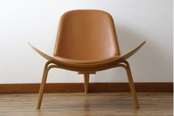 中古　オーク材　本革(レザー)　CARL HANSEN & SON(カール・ハンセン&サン) Hans J Wegner(ハンス・J・ウェグナー)デザイン　CH07　独創的なデザインが目を惹くシェルチェア(イス、椅子、ダイニングチェア、サロンチェア、イージーチェア、北欧)(定価約50万円)(R-075775)です。