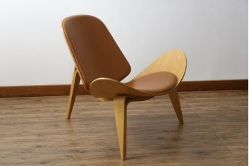 中古　オーク材　本革(レザー)　CARL HANSEN & SON(カール・ハンセン&サン) Hans J Wegner(ハンス・J・ウェグナー)デザイン　CH07　独創的なデザインが目を惹くシェルチェア(イス、椅子、ダイニングチェア、サロンチェア、イージーチェア、北欧)(定価約50万円)(R-075775)です。