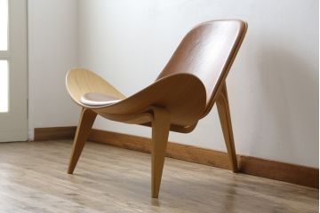 中古　オーク材　本革(レザー)　CARL HANSEN & SON(カール・ハンセン&サン) Hans J Wegner(ハンス・J・ウェグナー)デザイン　CH07　独創的なデザインが目を惹くシェルチェア(イス、椅子、ダイニングチェア、サロンチェア、イージーチェア、北欧)(定価約50万円)(R-075775)です。