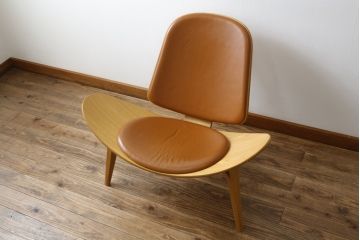 中古　オーク材　本革(レザー)　CARL HANSEN & SON(カール・ハンセン&サン) Hans J Wegner(ハンス・J・ウェグナー)デザイン　CH07　独創的なデザインが目を惹くシェルチェア(イス、椅子、ダイニングチェア、サロンチェア、イージーチェア、北欧)(定価約50万円)(R-075775)です。