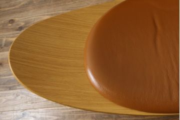 中古　オーク材　本革(レザー)　CARL HANSEN & SON(カール・ハンセン&サン) Hans J Wegner(ハンス・J・ウェグナー)デザイン　CH07　独創的なデザインが目を惹くシェルチェア(イス、椅子、ダイニングチェア、サロンチェア、イージーチェア、北欧)(定価約50万円)(R-075775)です。