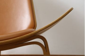 中古　オーク材　本革(レザー)　CARL HANSEN & SON(カール・ハンセン&サン) Hans J Wegner(ハンス・J・ウェグナー)デザイン　CH07　独創的なデザインが目を惹くシェルチェア(イス、椅子、ダイニングチェア、サロンチェア、イージーチェア、北欧)(定価約50万円)(R-075775)です。