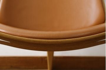 中古　オーク材　本革(レザー)　CARL HANSEN & SON(カール・ハンセン&サン) Hans J Wegner(ハンス・J・ウェグナー)デザイン　CH07　独創的なデザインが目を惹くシェルチェア(イス、椅子、ダイニングチェア、サロンチェア、イージーチェア、北欧)(定価約50万円)(R-075775)です。