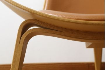 中古　オーク材　本革(レザー)　CARL HANSEN & SON(カール・ハンセン&サン) Hans J Wegner(ハンス・J・ウェグナー)デザイン　CH07　独創的なデザインが目を惹くシェルチェア(イス、椅子、ダイニングチェア、サロンチェア、イージーチェア、北欧)(定価約50万円)(R-075775)です。