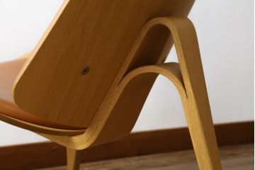 中古　オーク材　本革(レザー)　CARL HANSEN & SON(カール・ハンセン&サン) Hans J Wegner(ハンス・J・ウェグナー)デザイン　CH07　独創的なデザインが目を惹くシェルチェア(イス、椅子、ダイニングチェア、サロンチェア、イージーチェア、北欧)(定価約50万円)(R-075775)です。