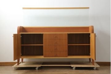 中古　イタリア製　ポラダ(porada)社　Cornerシリーズ　希少な廃盤品　モダンな空間づくりにおすすめの上開きショーケース付きサイドボード(ガラスケース、飾り棚、サイドキャビネット、サイドチェスト)(定価約100万円)(R-075777)
