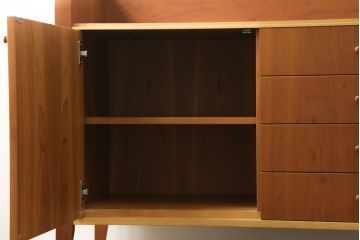 中古　イタリア製　ポラダ(porada)社　Cornerシリーズ　希少な廃盤品　モダンな空間づくりにおすすめの上開きショーケース付きサイドボード(ガラスケース、飾り棚、サイドキャビネット、サイドチェスト)(定価約100万円)(R-075777)