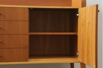 中古　イタリア製　ポラダ(porada)社　Cornerシリーズ　希少な廃盤品　モダンな空間づくりにおすすめの上開きショーケース付きサイドボード(ガラスケース、飾り棚、サイドキャビネット、サイドチェスト)(定価約100万円)(R-075777)