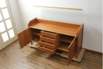 中古　イタリア製　ポラダ(porada)社　Cornerシリーズ　希少な廃盤品　モダンな空間づくりにおすすめの上開きショーケース付きサイドボード(ガラスケース、飾り棚、サイドキャビネット、サイドチェスト)(定価約100万円)(R-075777)
