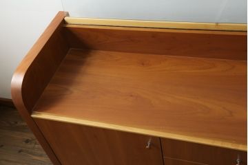 中古　イタリア製　ポラダ(porada)社　Cornerシリーズ　希少な廃盤品　モダンな空間づくりにおすすめの上開きショーケース付きサイドボード(ガラスケース、飾り棚、サイドキャビネット、サイドチェスト)(定価約100万円)(R-075777)