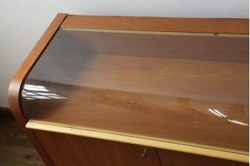 中古　イタリア製　ポラダ(porada)社　Cornerシリーズ　希少な廃盤品　モダンな空間づくりにおすすめの上開きショーケース付きサイドボード(ガラスケース、飾り棚、サイドキャビネット、サイドチェスト)(定価約100万円)(R-075777)