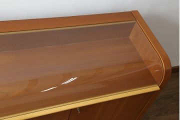 中古　イタリア製　ポラダ(porada)社　Cornerシリーズ　希少な廃盤品　モダンな空間づくりにおすすめの上開きショーケース付きサイドボード(ガラスケース、飾り棚、サイドキャビネット、サイドチェスト)(定価約100万円)(R-075777)
