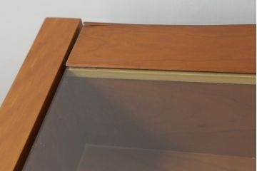 中古　イタリア製　ポラダ(porada)社　Cornerシリーズ　希少な廃盤品　モダンな空間づくりにおすすめの上開きショーケース付きサイドボード(ガラスケース、飾り棚、サイドキャビネット、サイドチェスト)(定価約100万円)(R-075777)