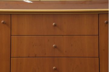 中古　イタリア製　ポラダ(porada)社　Cornerシリーズ　希少な廃盤品　モダンな空間づくりにおすすめの上開きショーケース付きサイドボード(ガラスケース、飾り棚、サイドキャビネット、サイドチェスト)(定価約100万円)(R-075777)