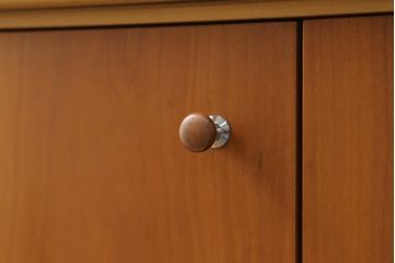 中古　イタリア製　ポラダ(porada)社　Cornerシリーズ　希少な廃盤品　モダンな空間づくりにおすすめの上開きショーケース付きサイドボード(ガラスケース、飾り棚、サイドキャビネット、サイドチェスト)(定価約100万円)(R-075777)