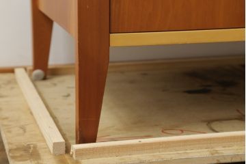 中古　イタリア製　ポラダ(porada)社　Cornerシリーズ　希少な廃盤品　モダンな空間づくりにおすすめの上開きショーケース付きサイドボード(ガラスケース、飾り棚、サイドキャビネット、サイドチェスト)(定価約100万円)(R-075777)