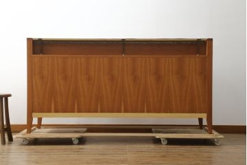 中古　イタリア製　ポラダ(porada)社　Cornerシリーズ　希少な廃盤品　モダンな空間づくりにおすすめの上開きショーケース付きサイドボード(ガラスケース、飾り棚、サイドキャビネット、サイドチェスト)(定価約100万円)(R-075777)
